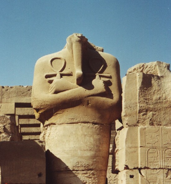 Статуя фараона в храме Луксора