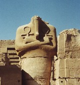 Статуя фараона в храме в Луксоре