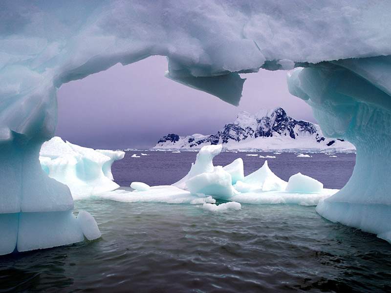 Вода промывает в айсбергах туннели