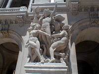 Скульптурная группа 'Танец' Карпо, украшающая фасад Оперы