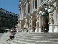 На ступенях у Парижской Оперы