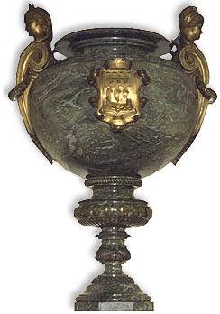 Русская ваза. Подарена царем Александром III во время визита в 1893 году. Она выполнена по эскизам самого царя из уральской яшмы и весит более 4-х тонн