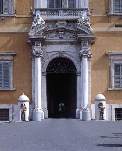 Главный портал дворца