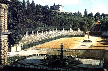 Вид из внутреннего двора на фонтан, амфитеатр и Сады Боболи