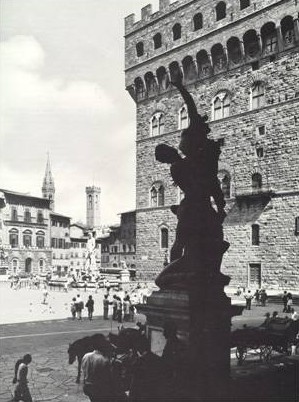 Джианболонья 'Похищение Сабинянок' на фоне Палаццо