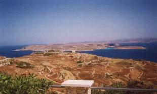 Вид с о.Гоцо на остров Комино (Голубая Лагуна)