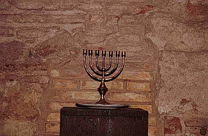 Менорах в синагоге