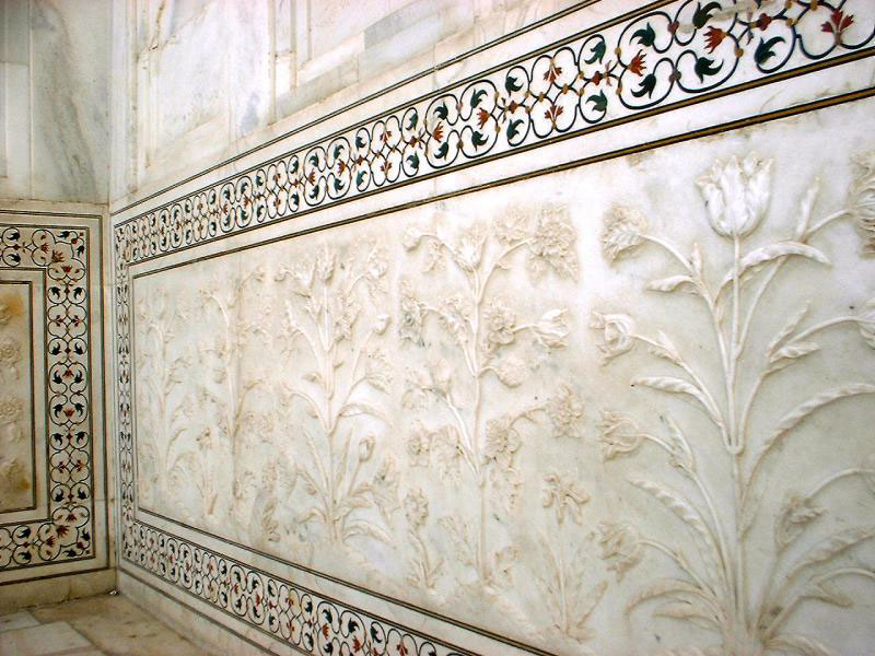 Тадж-Махал - Стены декорированы мозаикой из полудрагоценных камней