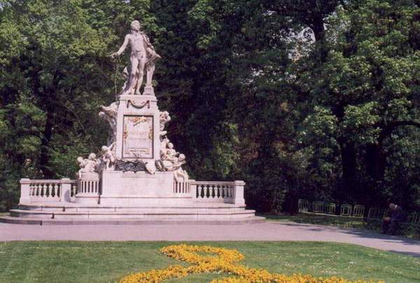 Памятник Вольфгангу Амадею Моцарту в Вене
