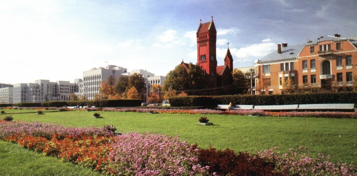 Костел Святых Симеона и Елены (Красный костел) на площади Независимости