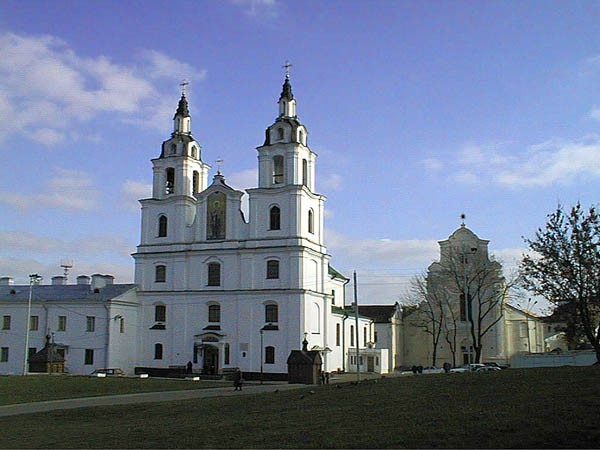Собор Святого Духа и костел Святого Иосифа справа