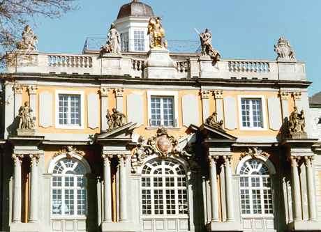 Здание ордена архангела Михаила - Koblenzerstor, фасад
