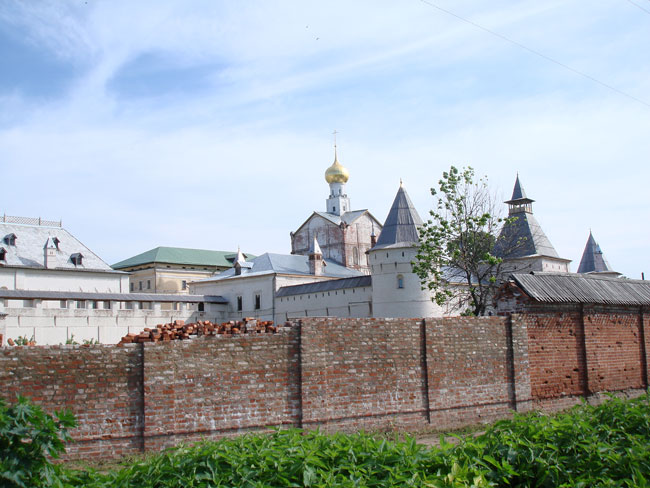 Ростовский Кремль. На заднем плане - церковь Спаса на Сенях