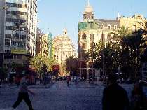 Узкие улицы Валенсии создают живительную тень