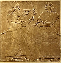 Рельеф: царь и слуга-евнух (ок. 883–859 гг. до н.э.). Новоассирийский период, правление Ашурназирпала II. Найден в Нимруде, Ассирия, северная Месопотамия. Алебастр
